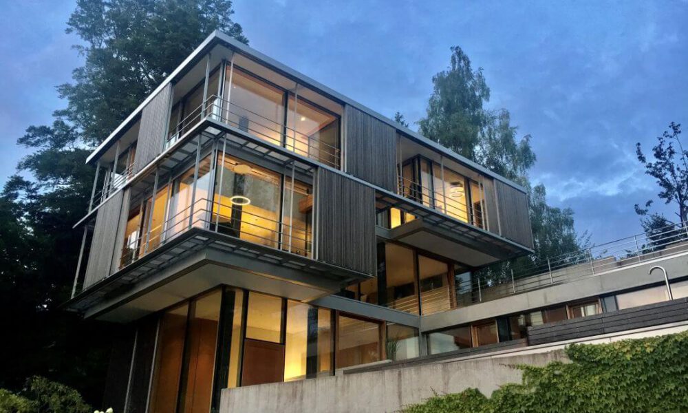 Referenzbild einer Kundenanlage - Villa von Außen mit Smarthome Ausstattung
